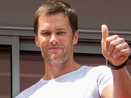 0628-tom-brady-thumbs-up