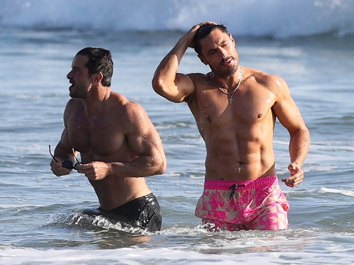 Chris Appleton & Federico Go Shirtless On Santa Monica Beach