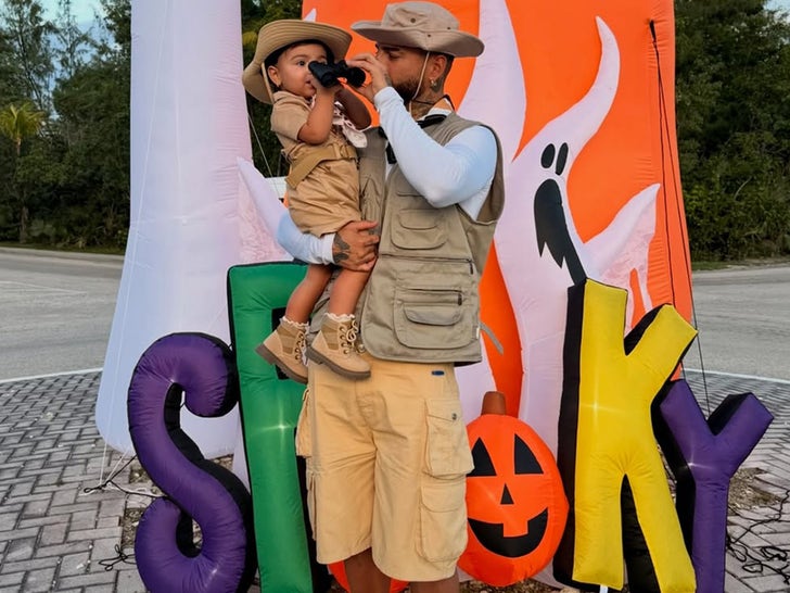0928-Maluma-Family-Costumes-SUB