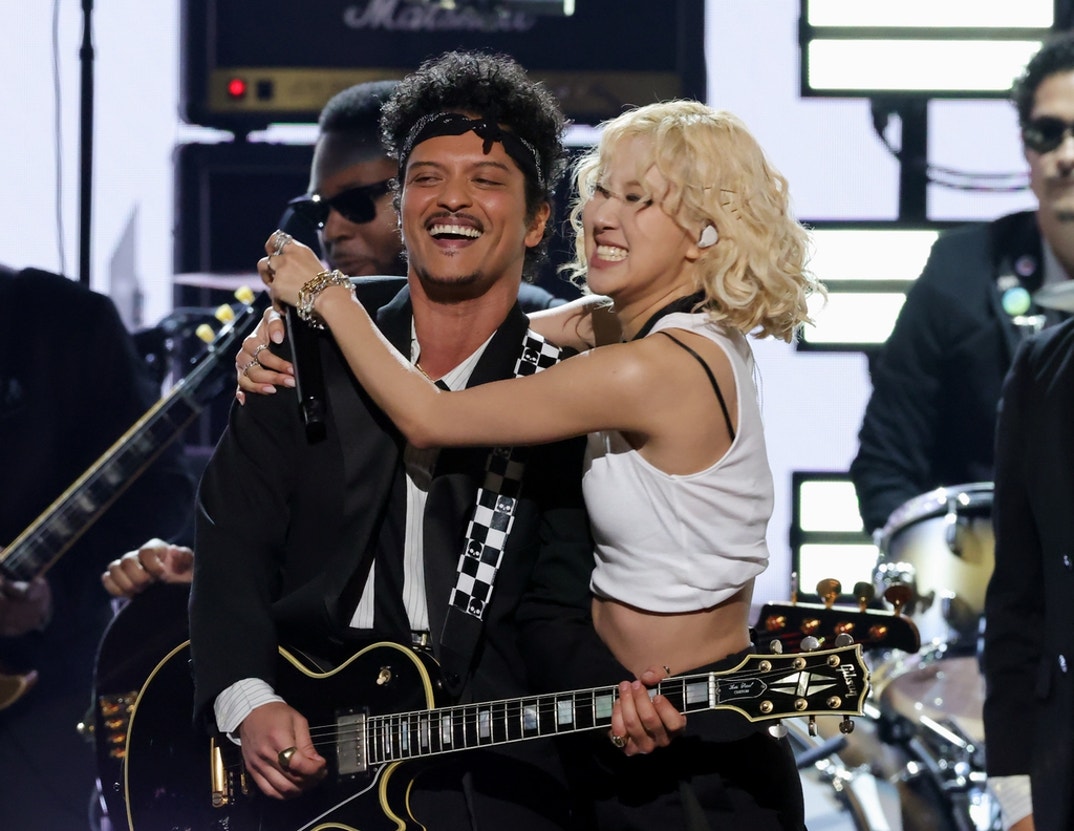 Rosé and Bruno Mars Grammys Performance 5