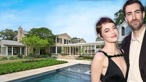 0617-Emma-Stone-Dave-McCary-West-Austin-Estale-Sale-PRIMARY