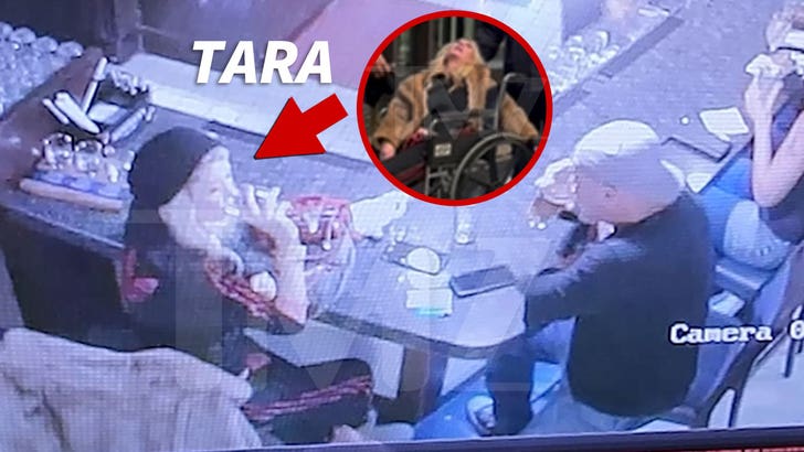 120525_tara_reid_surveillance_bar_kal