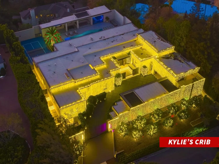 Celebrities Light Up Mansions With Extravagant Merry Makeovers