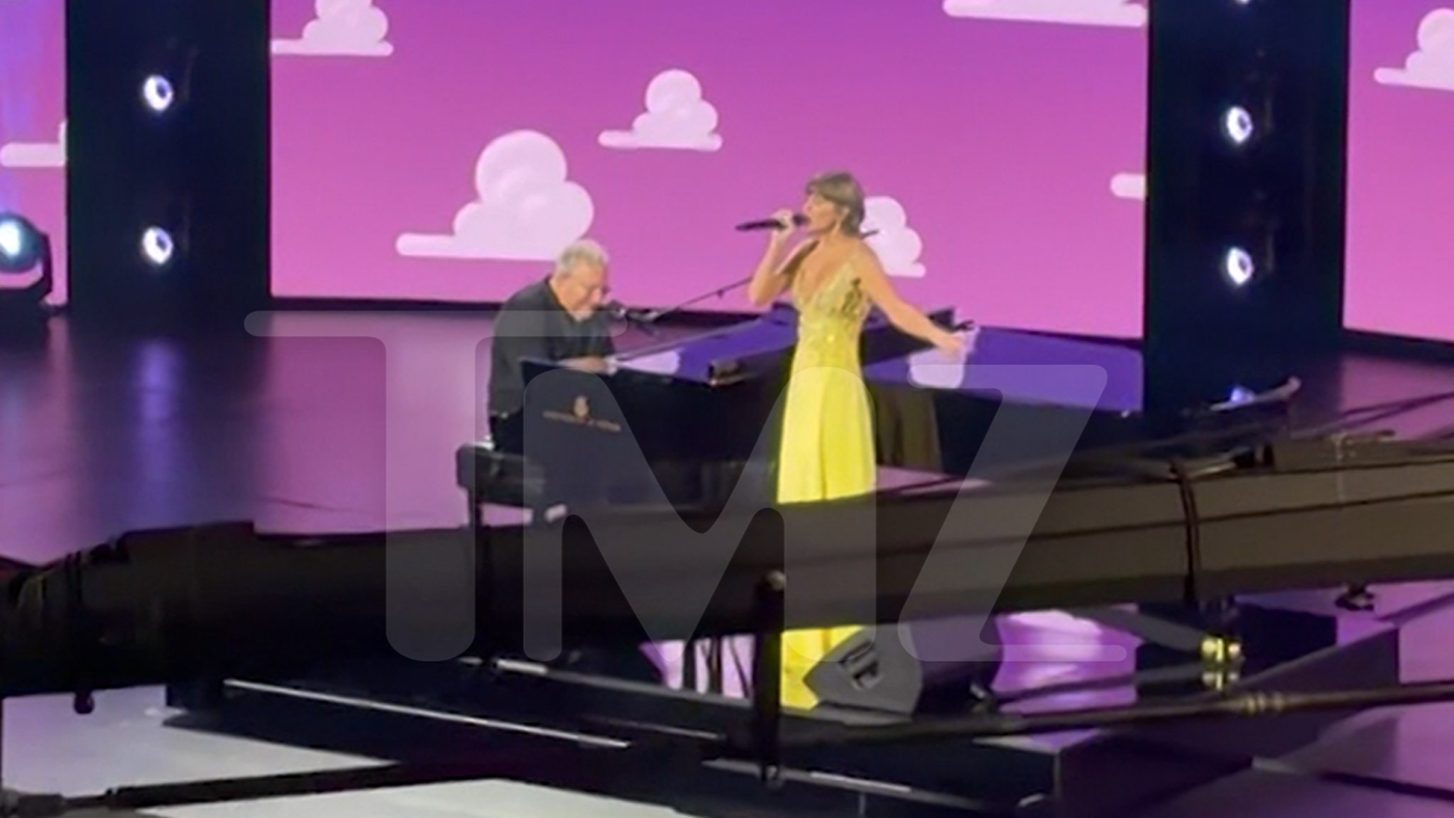 Video: Taylor Swift Performs 'You've Got a Friend In Me' With Randy Newman at 'Toy Story' Premiere