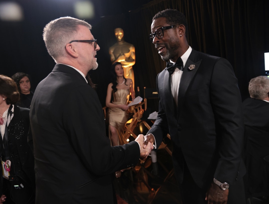 Paul Thomas Anderson (L) shakes hands with Sterling K. Brown