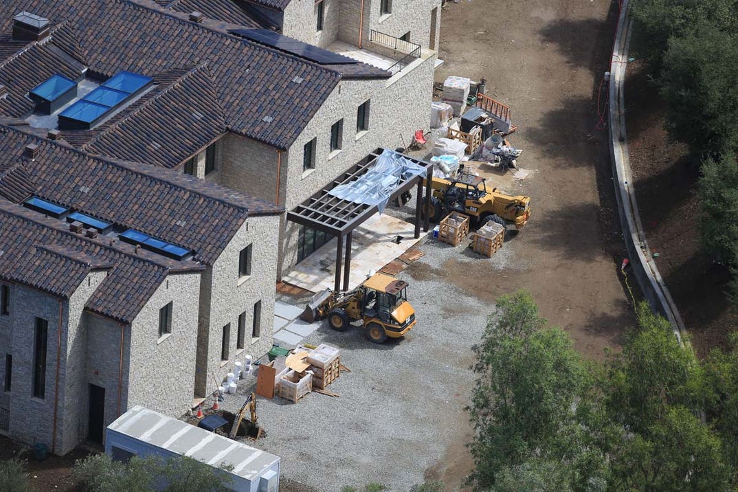 x17_kylie_jenner_aerial_090726_08