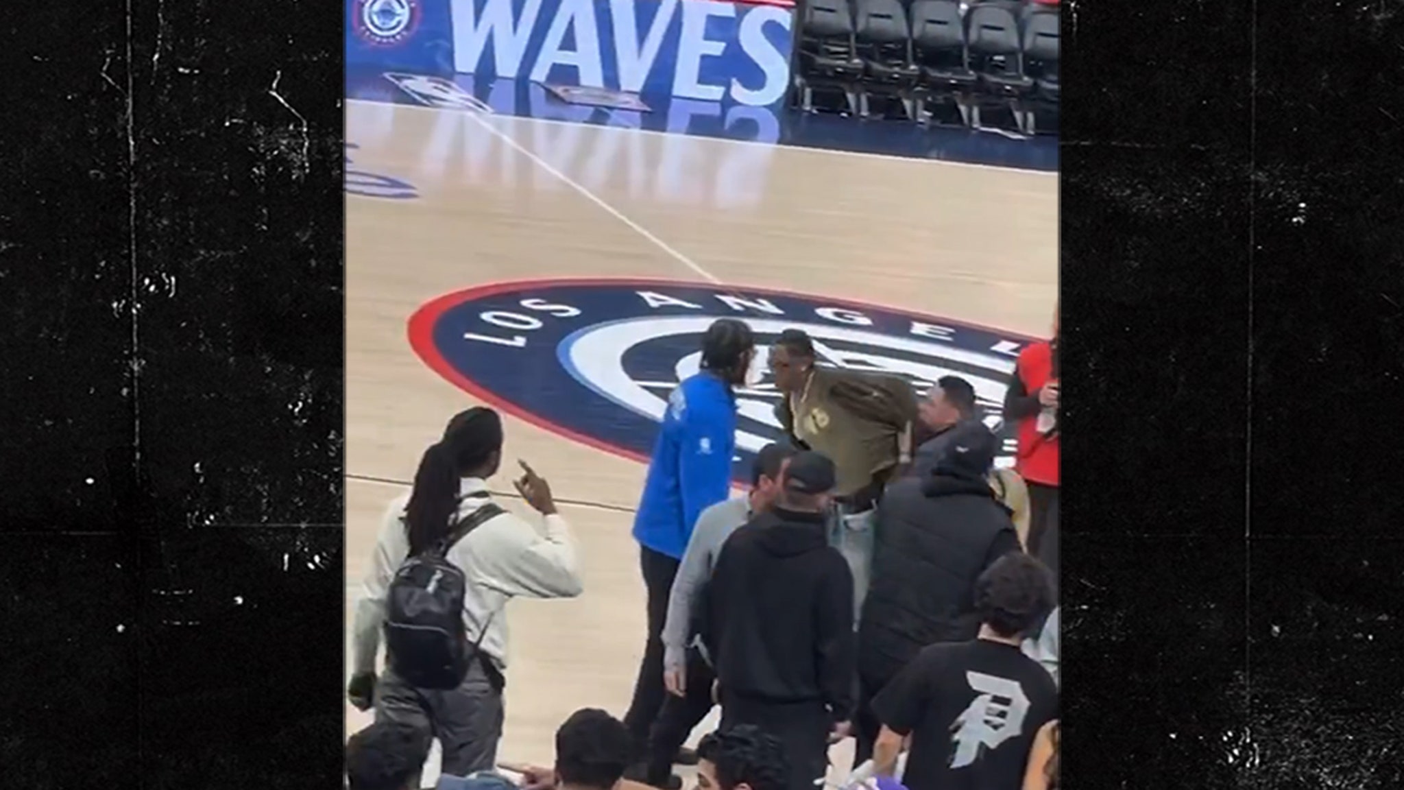 Travis Scott ditarik oleh Security setelah Clippers vs Lakers Game