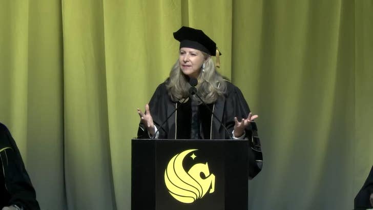 051826_ucf_commencement_2281919