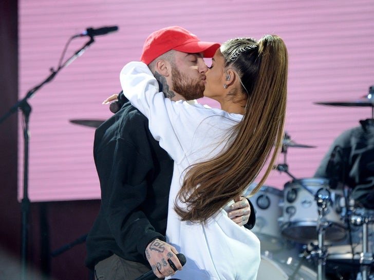 Ariana Grande Kissing A Girl 2