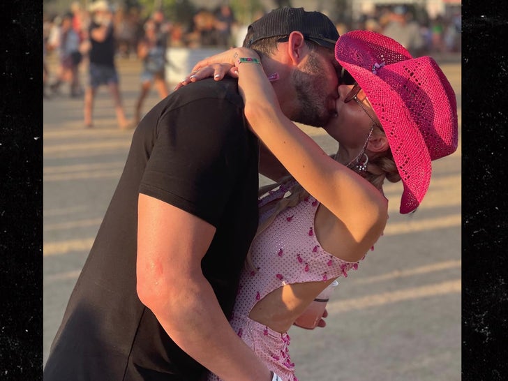 Heather Rae and Tarek El Moussa Kissing At Stagecoach