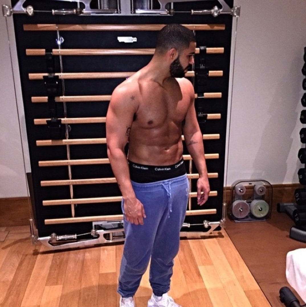 1023_drake_shirtless00
