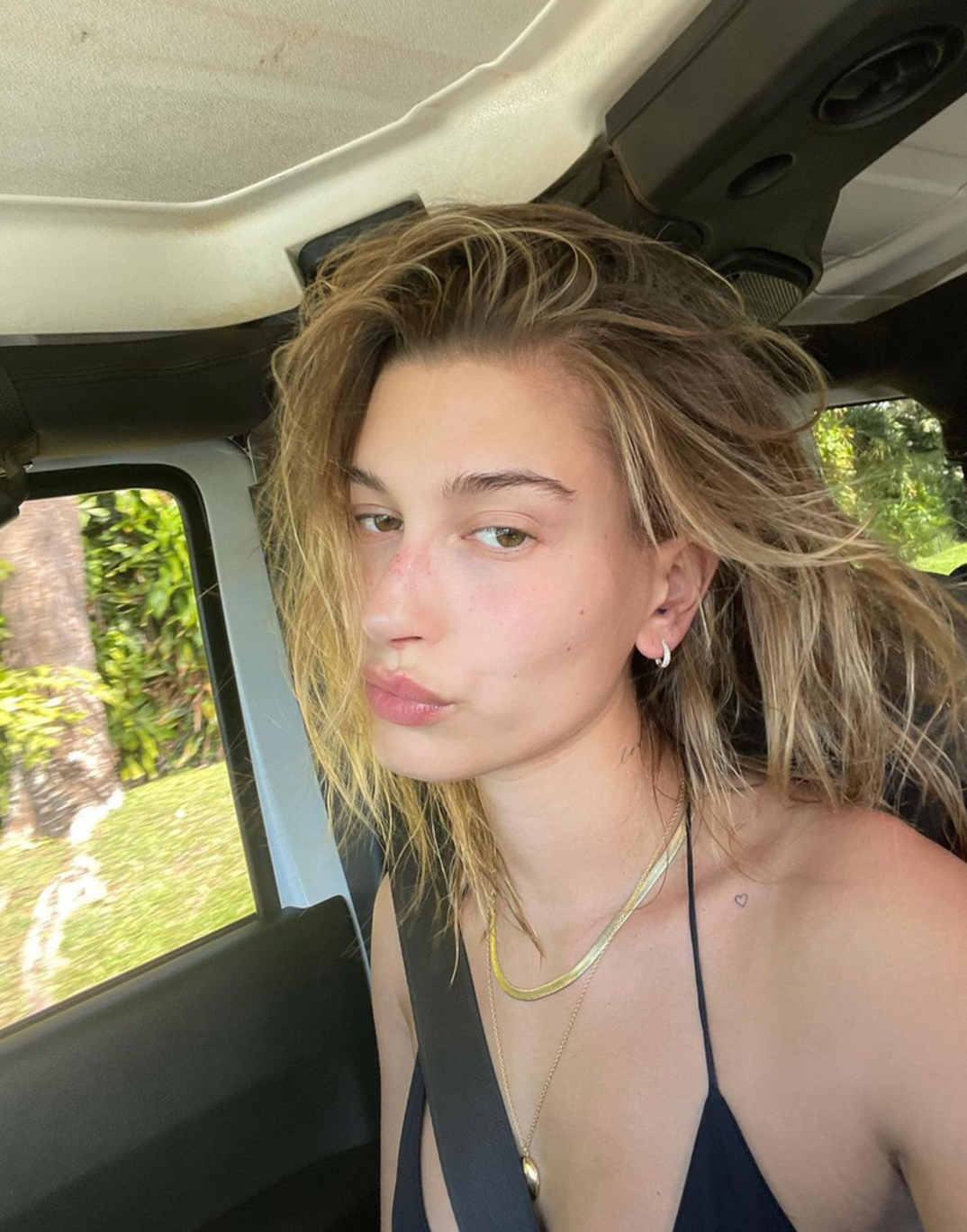 1118-hailey-bieber-hot-shot-Photos0004