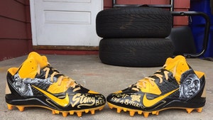Antonio Brown -- 'The Greatest' Cleats Ever ... Tribute to Muhammad Ali (PHOTOS)