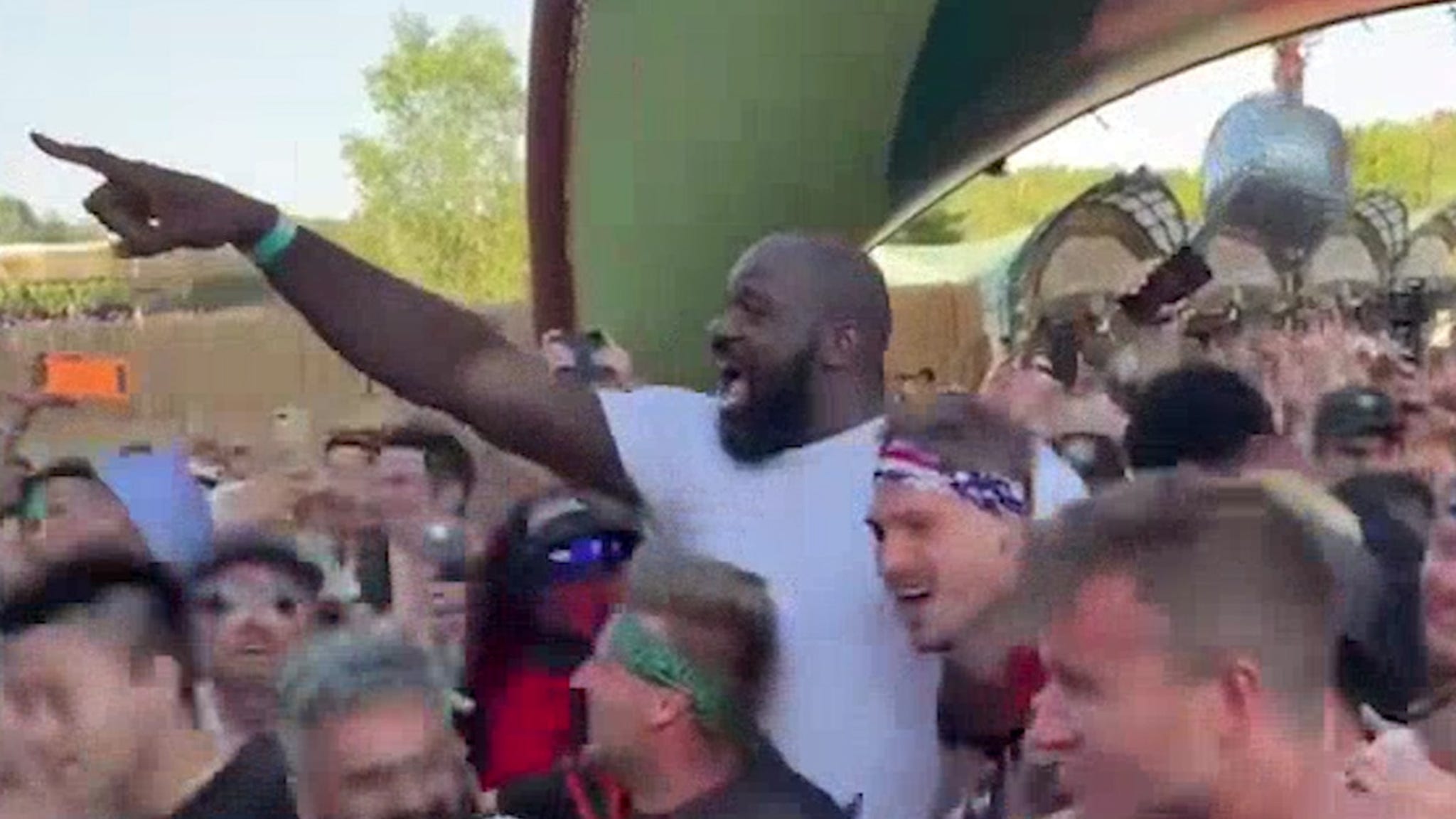 Shaq keert terug naar feest met festivalgangers op Tomorrowland België