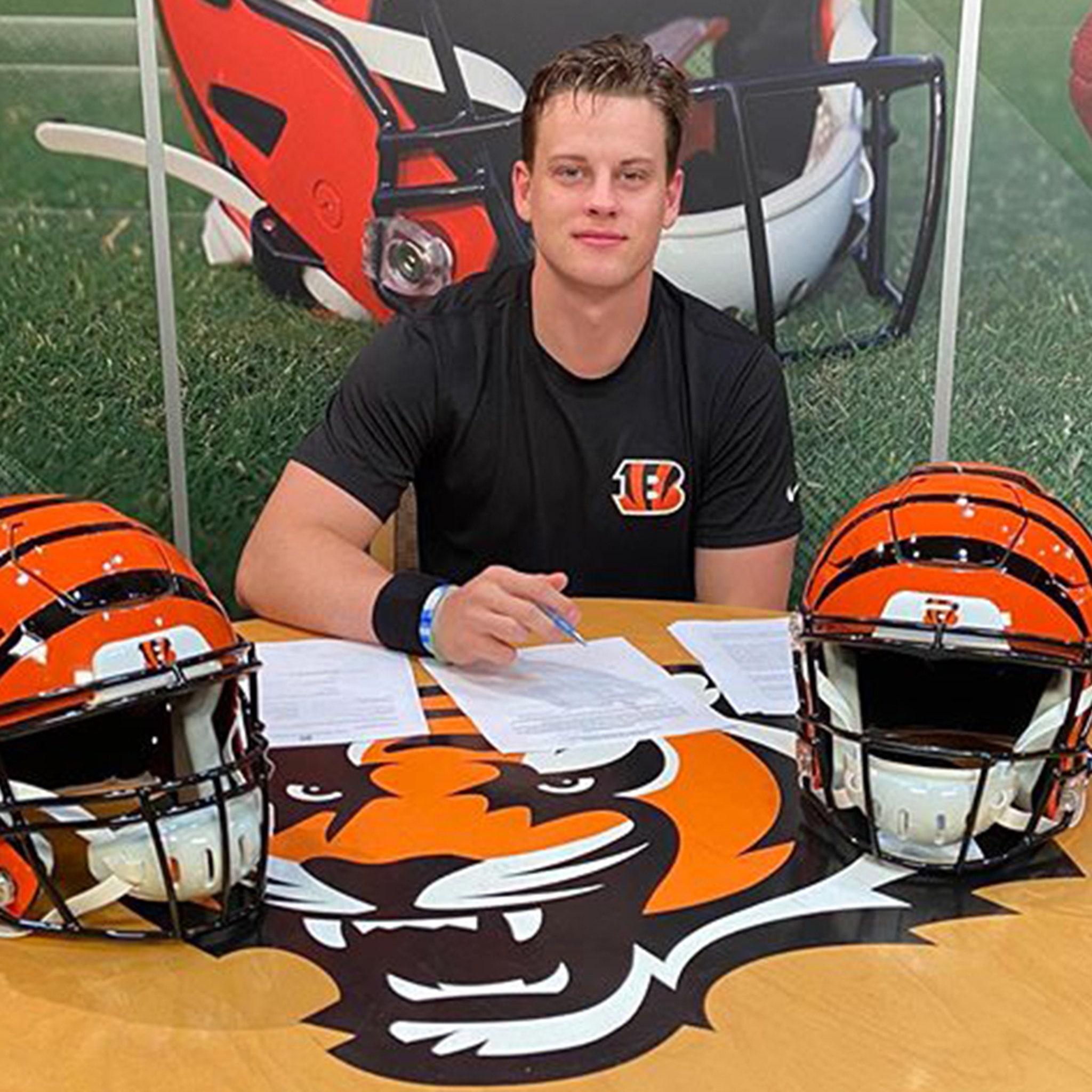 Former LSU QB Joe Burrow signs contract with Bengals