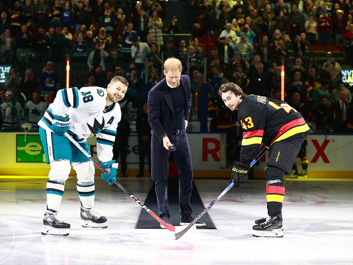 Meghan Markle et le prince Harry surprennent la foule lors d’un match de hockey à Vancouver