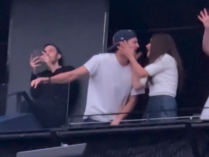 ashton-kutcher-mila-kunis-4-08-03-2025