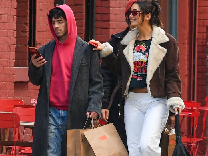 1118-joe-jonas-tatiana-gabriella-close-in-new-york-sub1