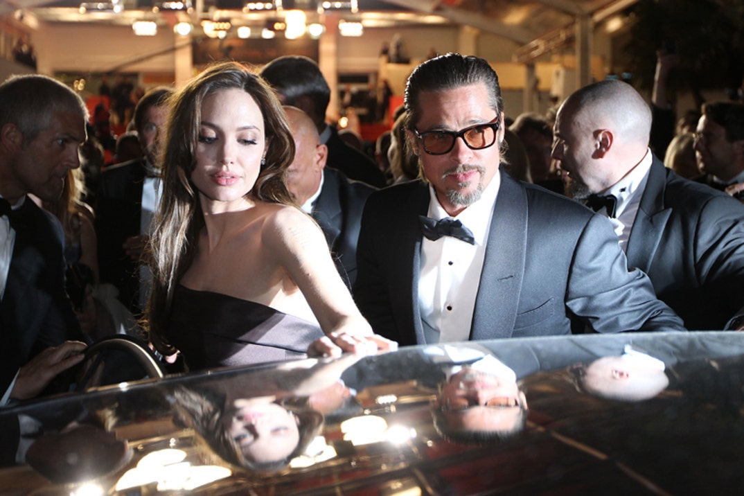 brad_pitt_angelina_jolie_couple_wedding_married_photos_016
