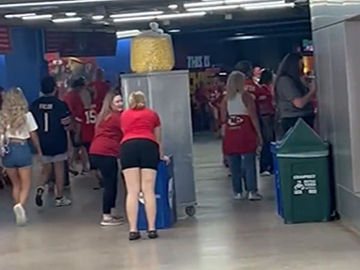 Taylor Swift Fans Think She Left Kelce Suite At Chiefs Game In