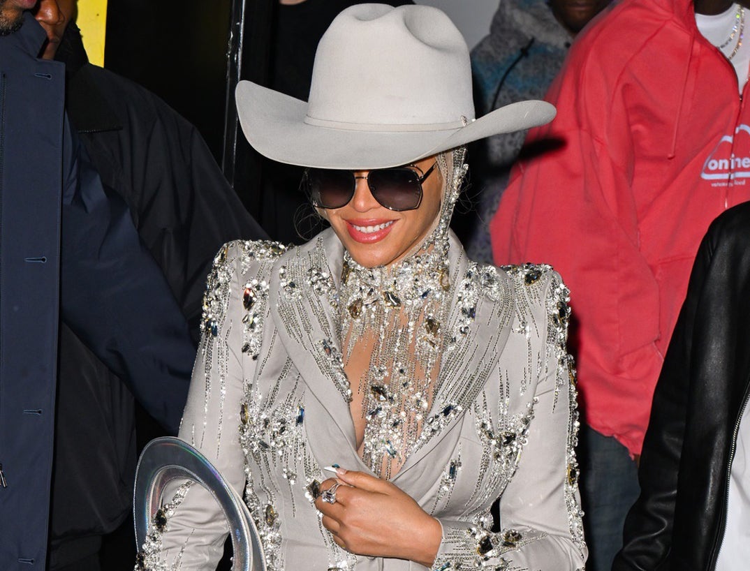 Long before her 2024 country album, Beyoncé showed her country roots with “Daddy Lessons” on 2016’s Lemonade. She even performed it with the Chicks at the CMAs that year, delivering one of the show’s most unforgettable moments.