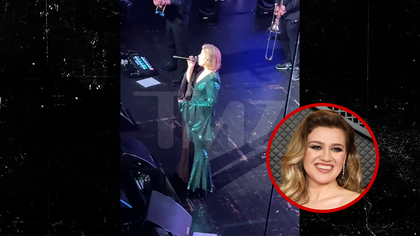 100726_kelly_clarkson_kal