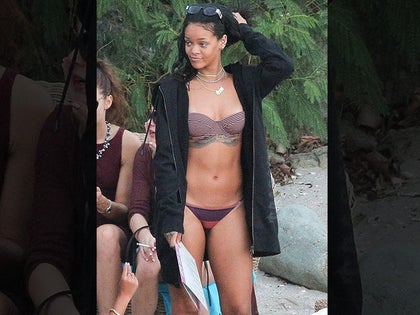 0102-rihanna-bikini-akm-gsi-01