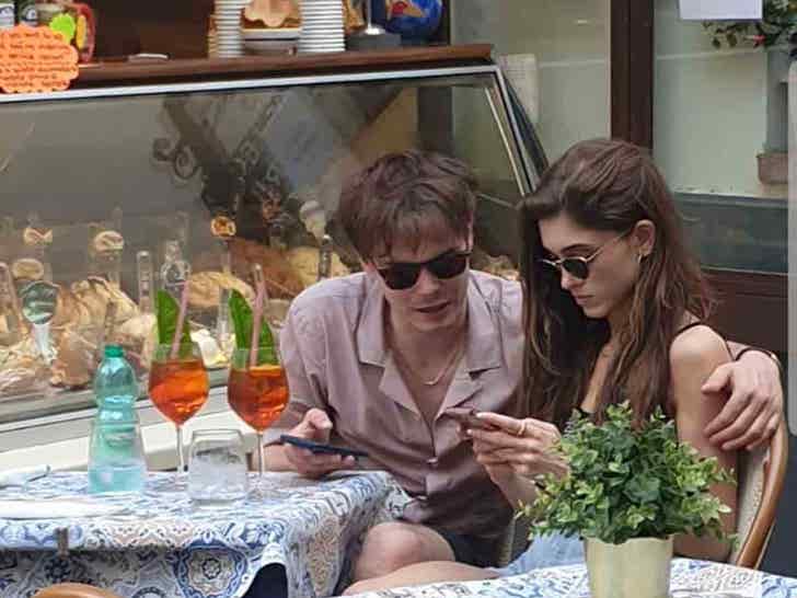 0723-natalia-dyer-charlie-heaton-bg-01