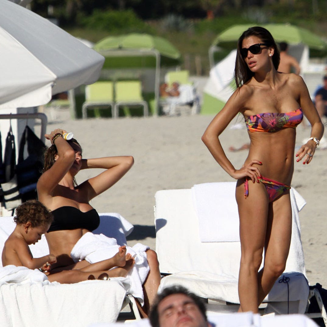 Aida Yespica and Claudia Galanti Show Off Their Bikini Bods!