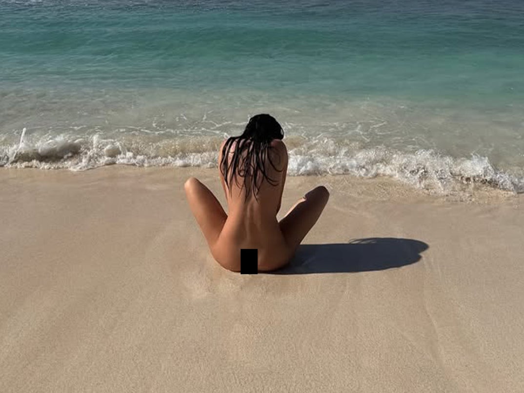 1105-Kendall-Jenner-Beach-SUB-