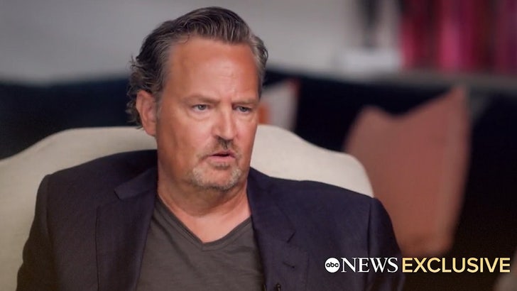 matthew perry se emociona al recordar la pérdida de peso por abuso de sustancias