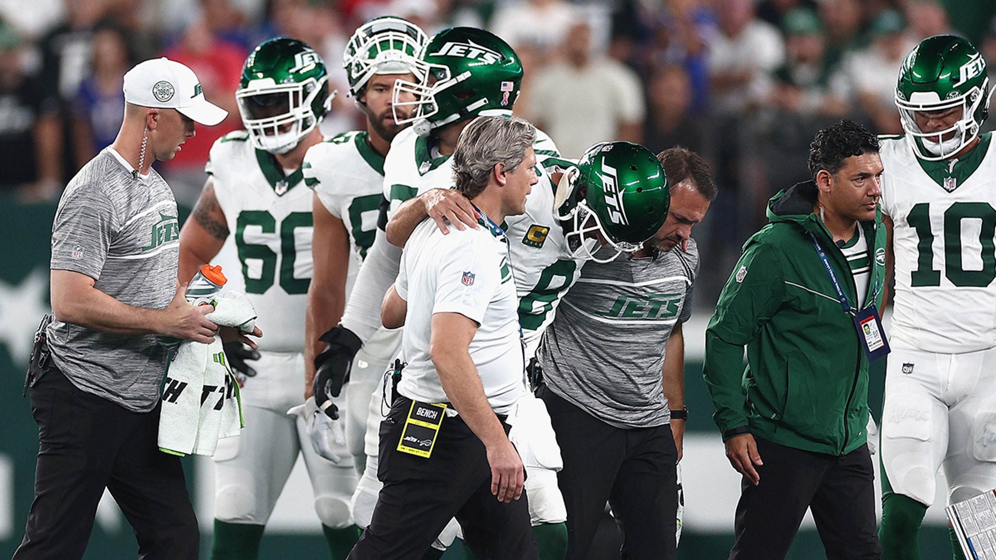 Aaron Rodgers fue sacado del campo lesionado durante la primera serie de la carrera de los Jets