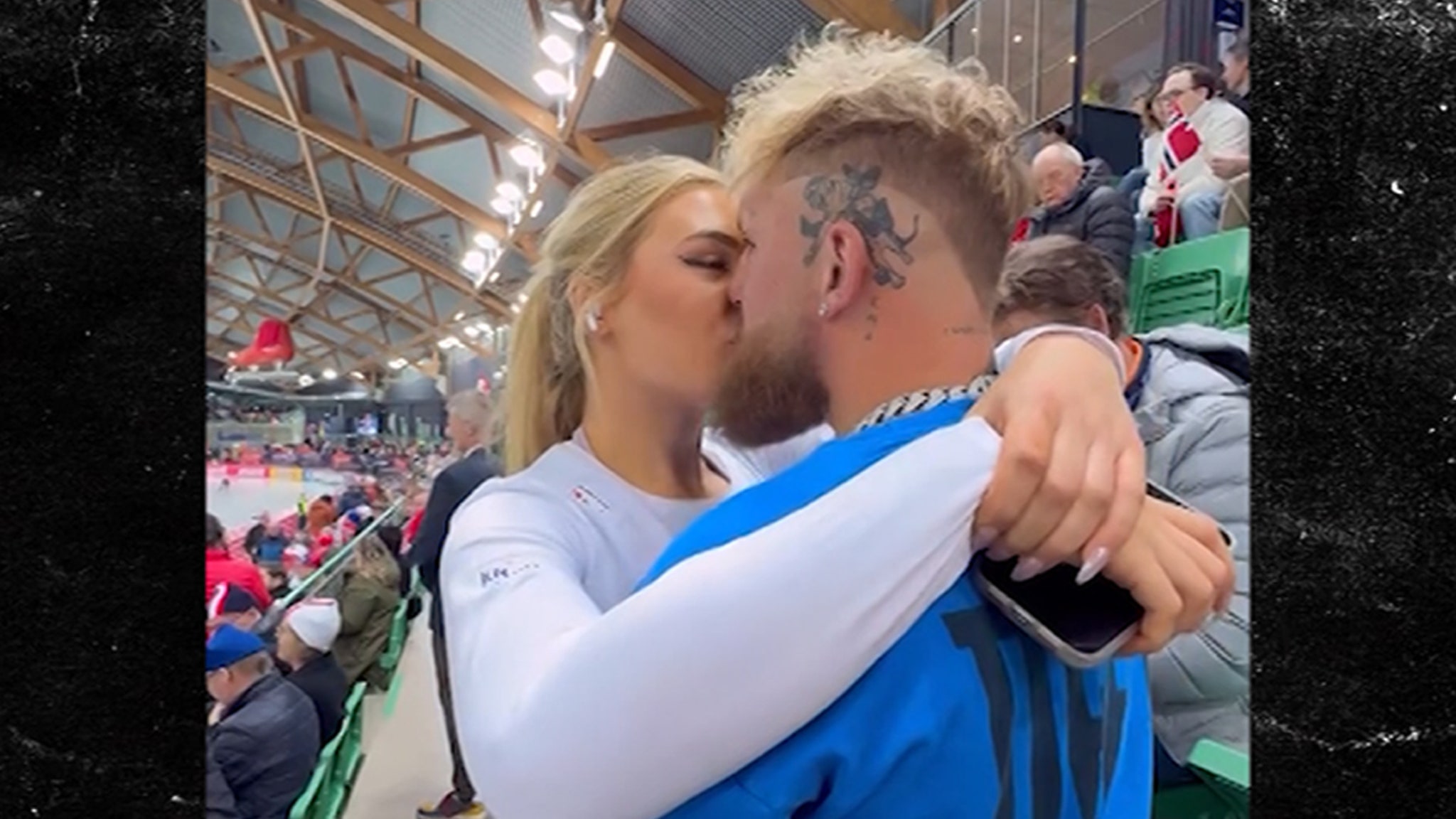 Jake Paul Memberi Jutta Leerdam Pra-balapan ciuman di Kejuaraan Skating Speed