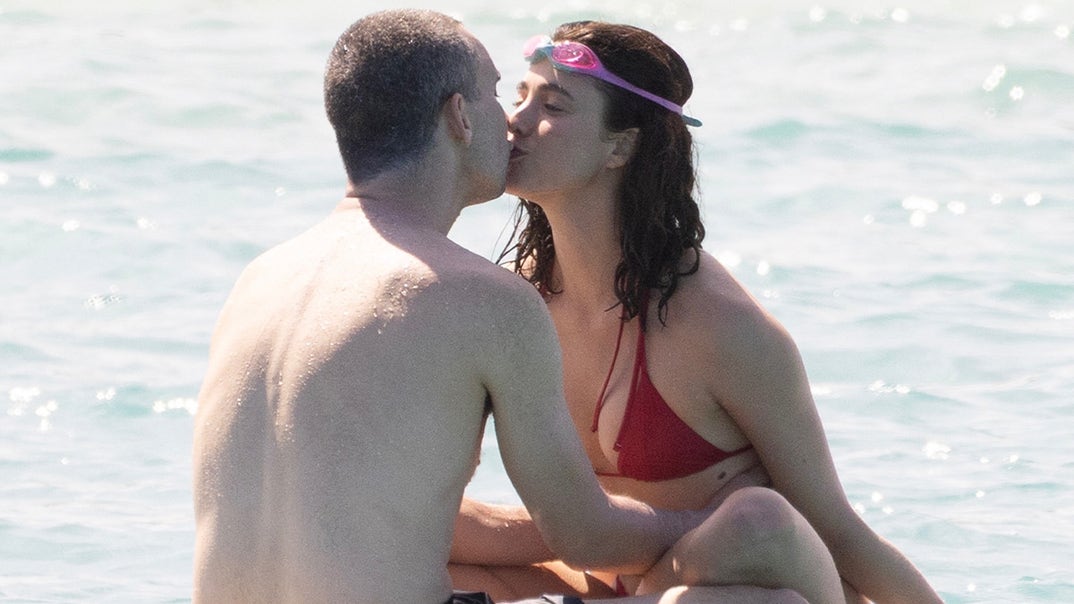 1104 Margaret-Qualley-and-Jack-Antonoff-Hawaii-PRIMARY