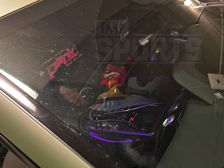 Fotoğraf, NBA'den James Bouknight'ın Kucağında Tabancasıyla Arabada Kendinden Geçtiğini Gösteriyor