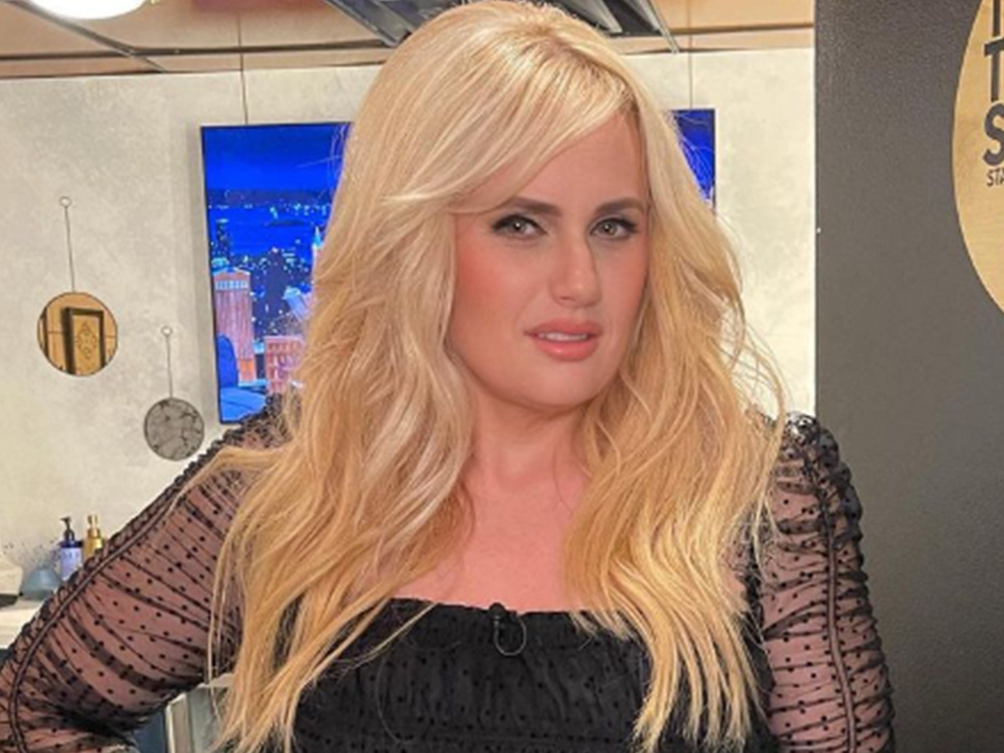 Rebel Wilson afirma que un miembro de la realeza británica la invitó a una  orgía