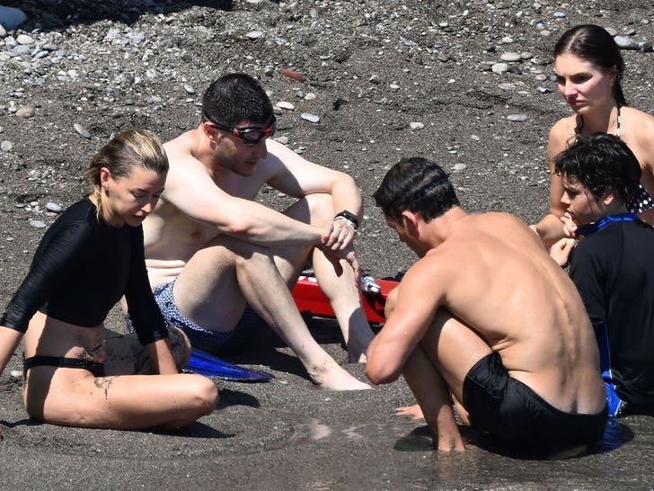 Orlando Bloom goes snorkeling with son Flynn and mystery woman SUB 2