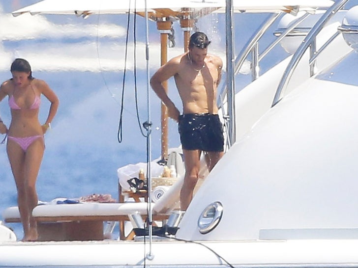 0805-Tom-Brady-Mystery-Woman-Snorkeling-Yacht-France-Sub1