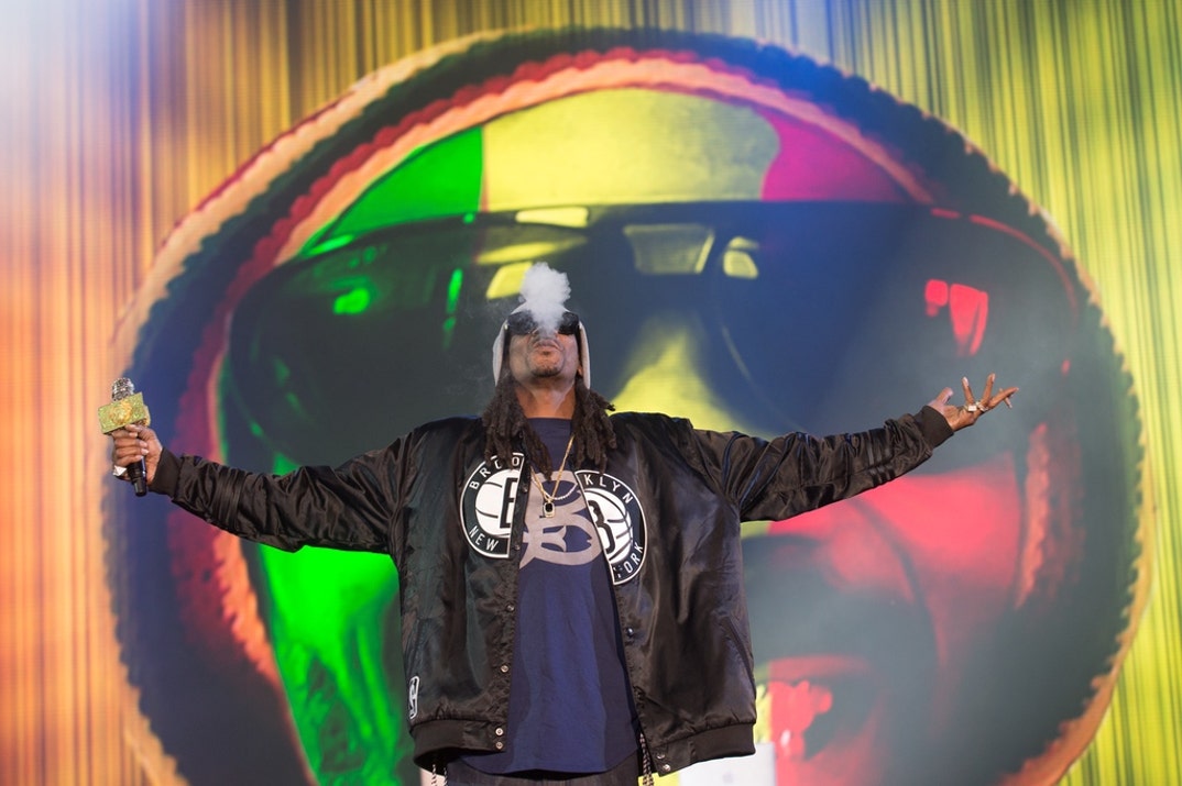 0419 Snoop Dog Smoking Shots 0