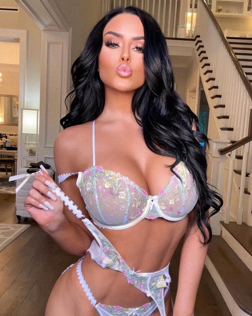 1218 Abigail Ratchford Sexy Snaps 5