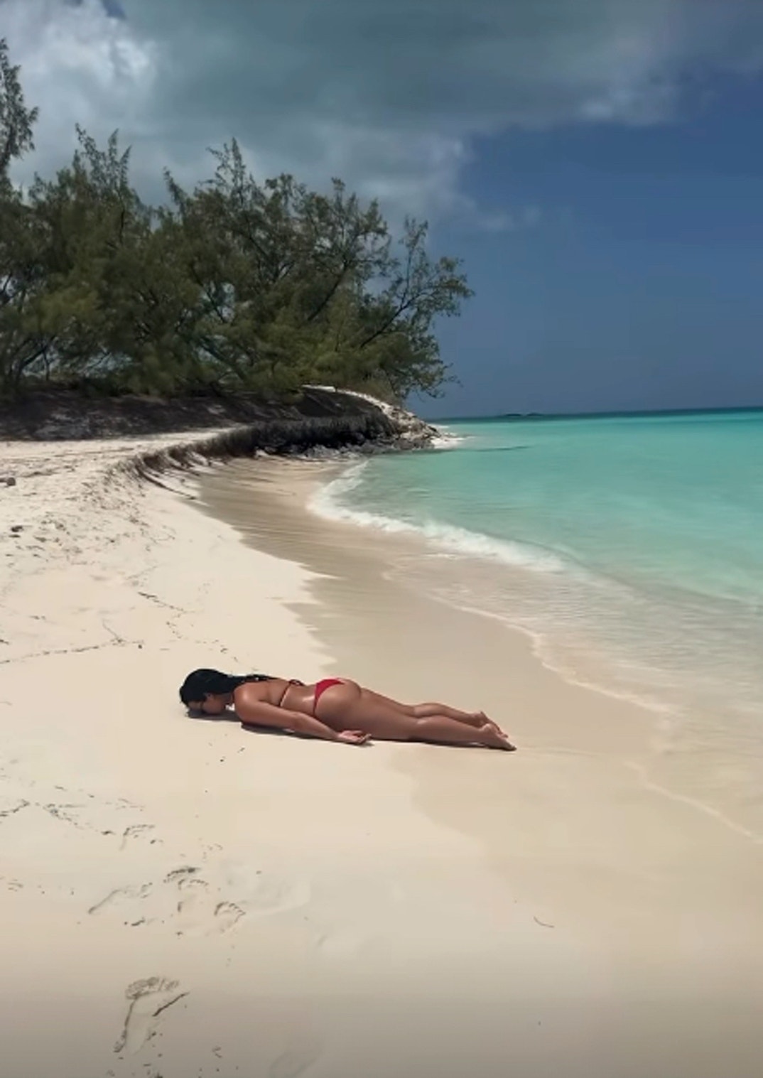 Demi Lovato Bahamas 1