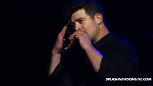 Robin Thicke -- Pleads with Paula Patton During Concert ... AGAIN!!
