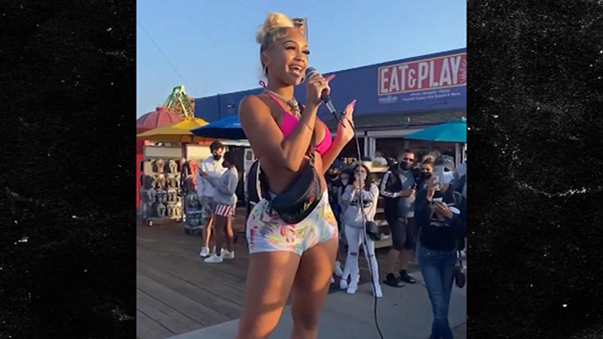 Saweetie Busks за „дарения“ на кей Санта Моника