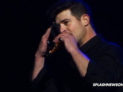 030814_robin_thicke_primary