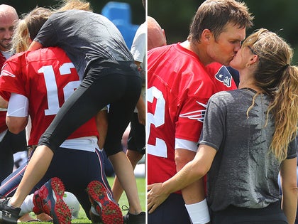 Tom Brady & Gisele Flaunt Sexy Bods In Costa Rica Beach Session