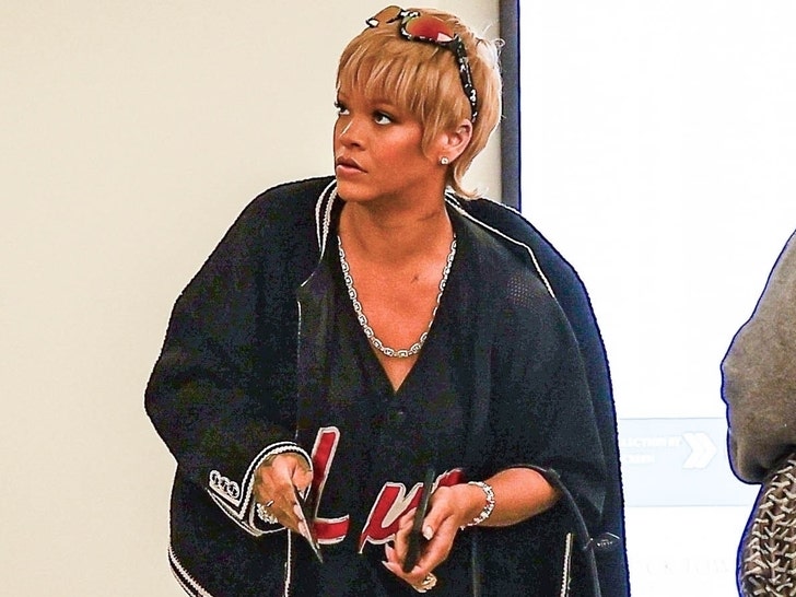 Rihanna flaunting new hairstyle