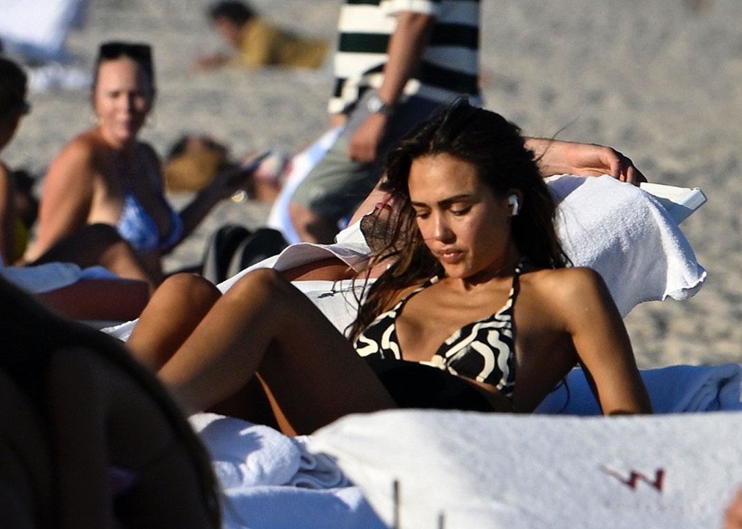 Jessica-Alba-Miami-Beach-Bikini 4