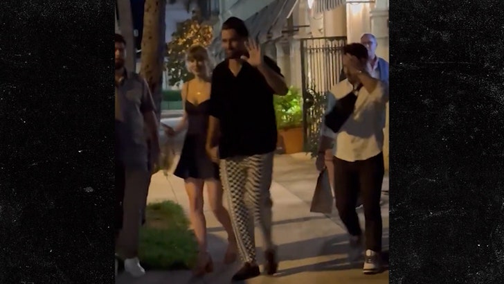 060525_taylor_swift_travis_kelce_kal