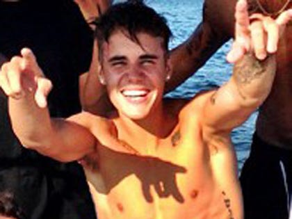 justin_bieber_abs_04