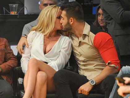 1130_brittney-spears_kissing_lakers_game_getty